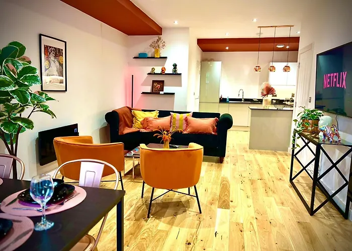 Dawn House - Wyndale Living -Bham Jq 3Br Townhouse